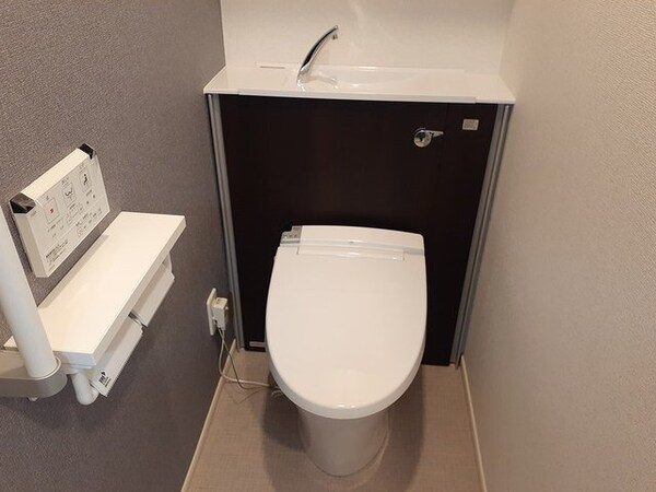 トイレ(落ち着いた色調のトイレです)