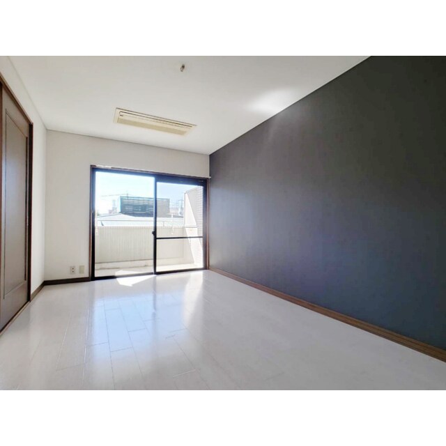 物件内観写真6　(こちらのリビングで趣味の時間をお楽しみください)