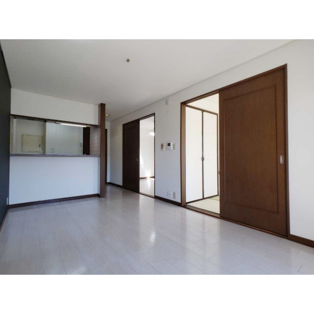 物件内観写真7　(こちらの居間で趣味の時間をお楽しみください)