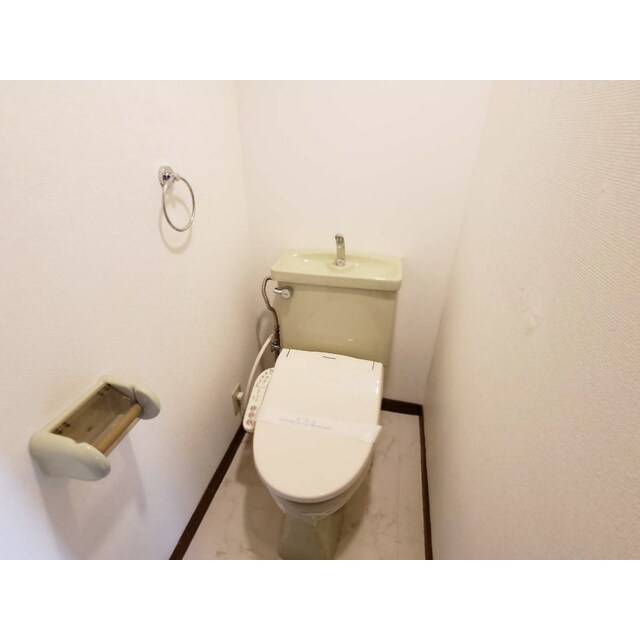 物件内観写真12　(落ち着いた色調のトイレです)