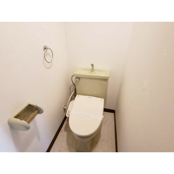 トイレ(落ち着いた色調のトイレです)