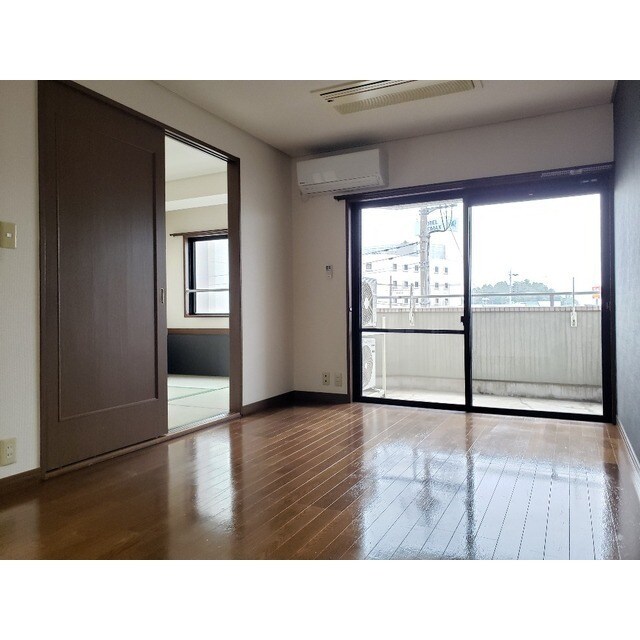 物件内観写真6　(こちらのリビングで趣味の時間をお楽しみください)