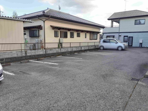 駐車場(車をお持ちの方に嬉しい駐車場付きの物件です)
