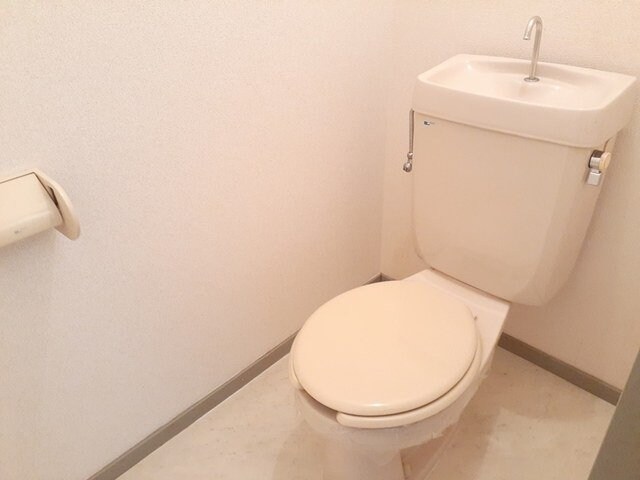 物件内観写真13　(ゆったりとした空間のトイレです)