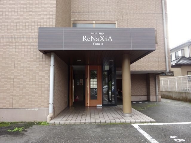 物件外観写真2　(落ち着いたエントランスです)