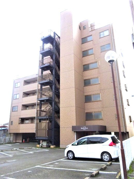 物件外観写真3　(車をお持ちの方に嬉しい駐車場付きの物件です)