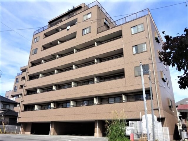 物件外観写真1　(落ち着いた雰囲気の外観です)