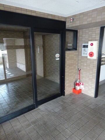 物件外観写真2　(落ち着いたエントランスです)