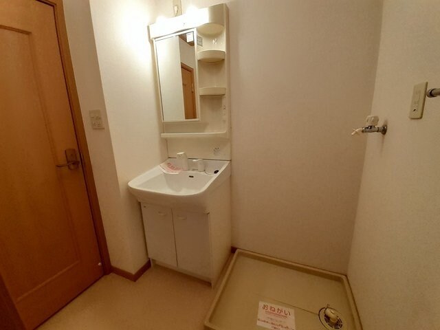 物件内観写真12　(広い洗面スペース)