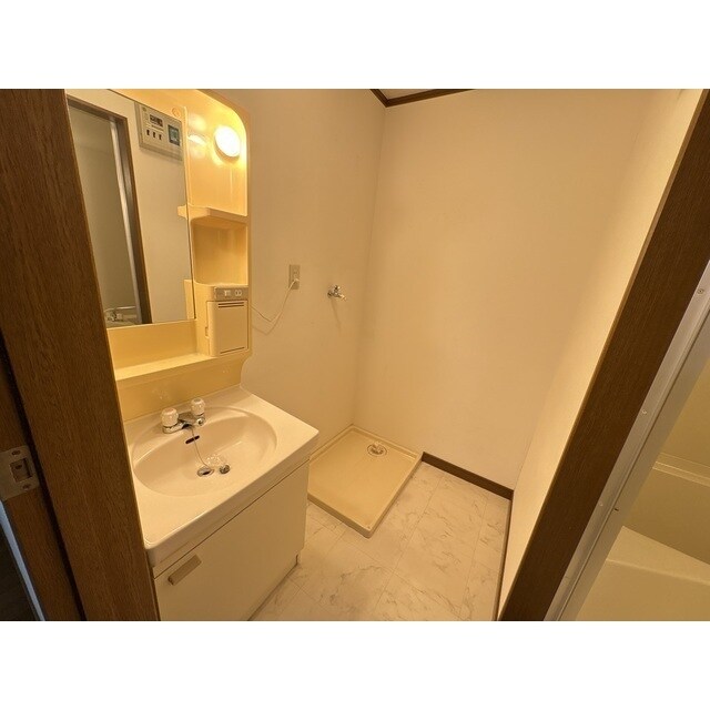 物件内観写真13　(広い洗面スペース)