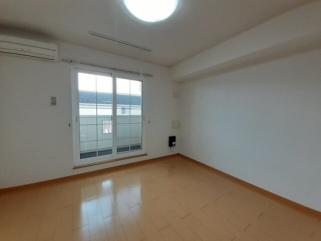 物件内観写真9　(ゆったり過ごせる居間です)