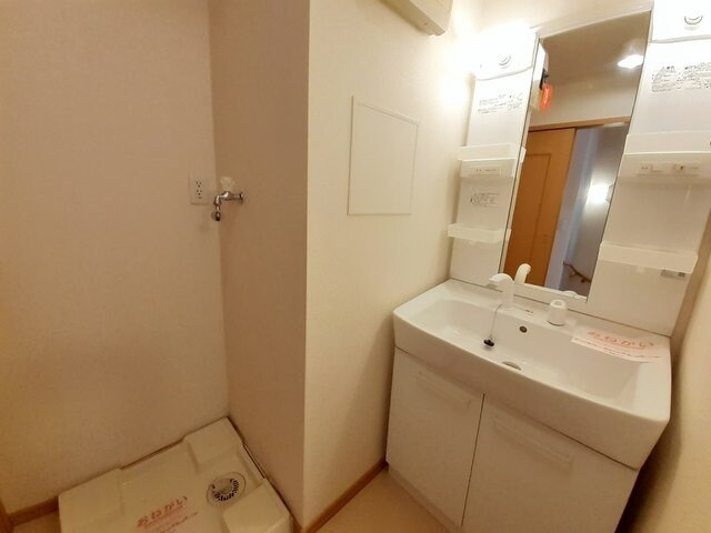 物件内観写真12　(ゆったりとスペースのある洗面所)