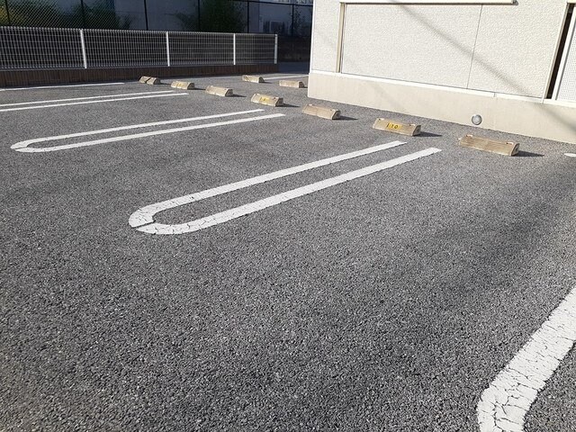 物件外観写真2　(車をお持ちの方に嬉しい駐車場付きの物件です)