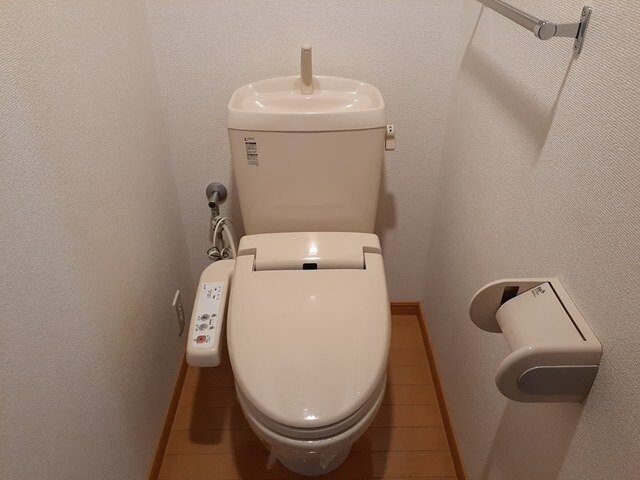 物件内観写真13　(落ち着いた色調のトイレです)