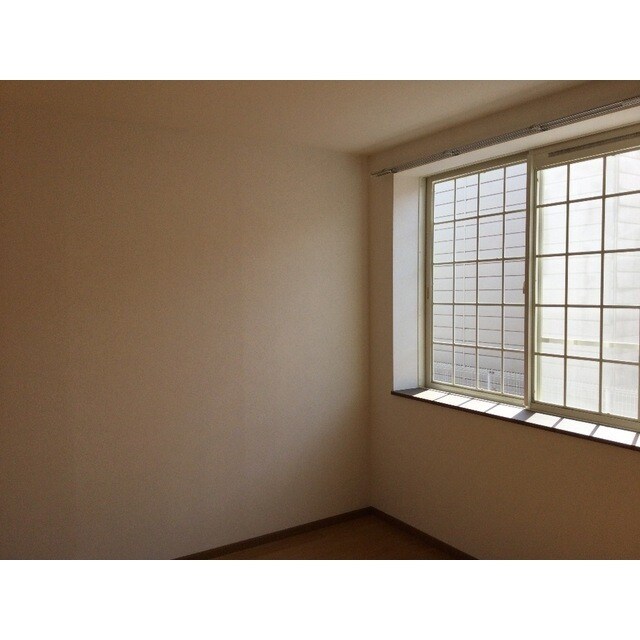 物件内観写真5　(内装は落ち着いています)