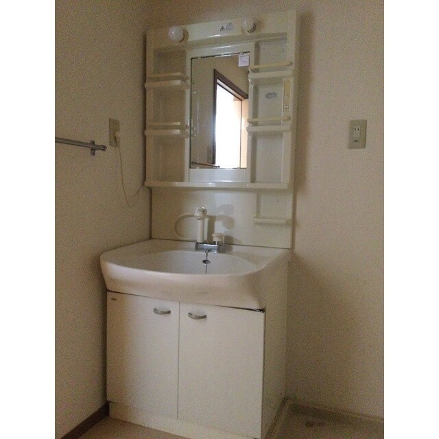 物件内観写真8　(コンパクトで使いやすい洗面所)