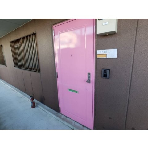 物件内観写真18　(収納もある玄関です)