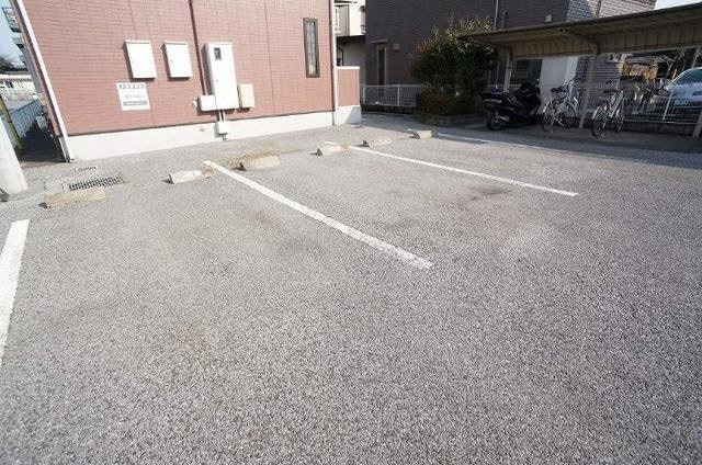 物件外観写真2　(駐車スペースもあります)