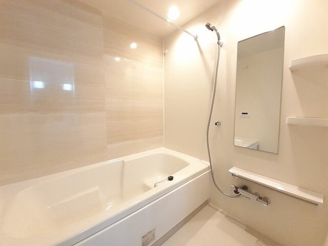 物件内観写真11　(日々の疲れを癒すお風呂付です)