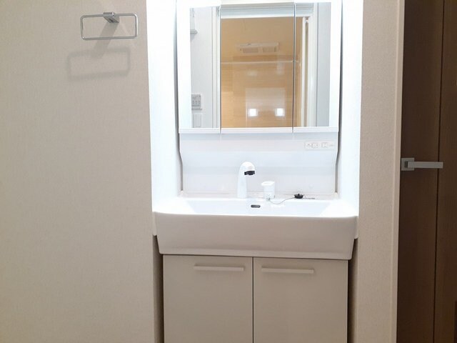 物件内観写真12　(明るい洗面所です)
