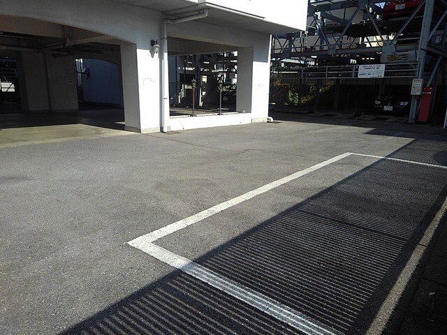 物件外観写真2　(駐車スペースもあります)