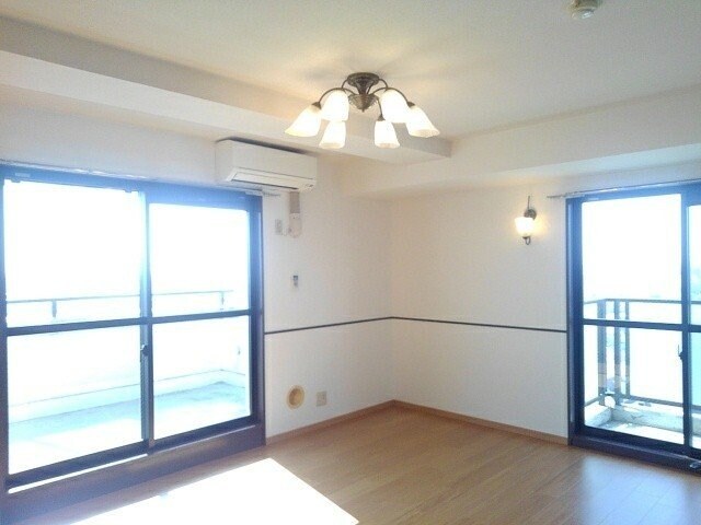 物件内観写真9　(こちらのリビングで趣味の時間をお楽しみください)