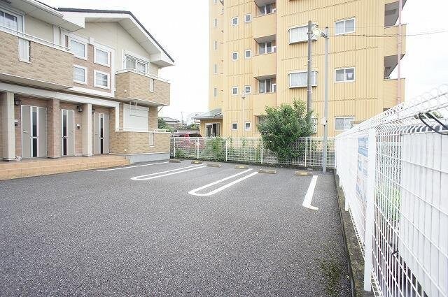 物件外観写真2　(駐車スペースもあります)