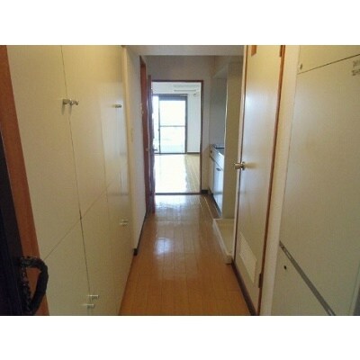 物件内観写真6　(明るい色調の室内です)