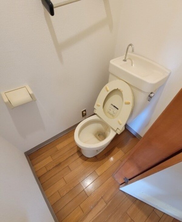 トイレ(落ち着いた色調のトイレです)