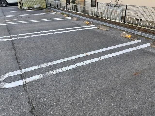 物件外観写真2　(車をお持ちの方に嬉しい駐車場付きの物件です)