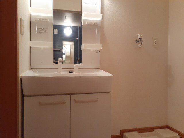 物件内観写真12　(明るい洗面所です)