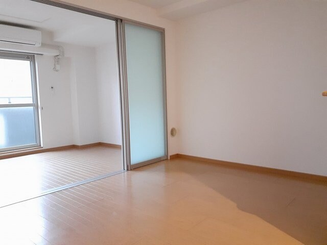 物件内観写真15　(明るい色調の室内です)