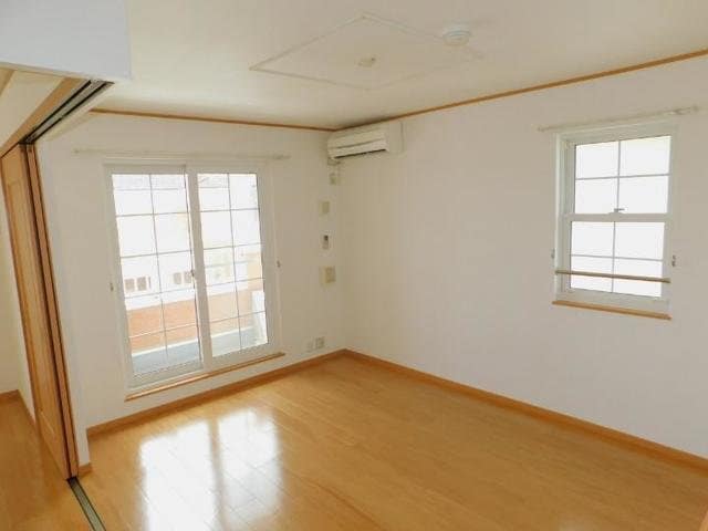 物件内観写真11　(ゆったり過ごせる居間です)