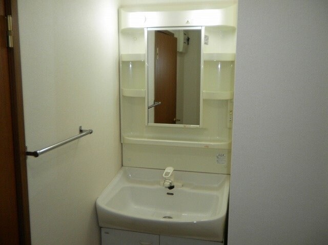 物件内観写真11　(明るい洗面所です)