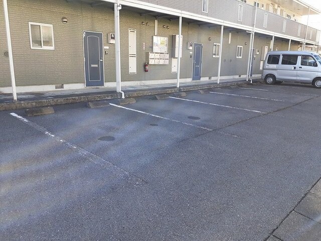 物件外観写真2　(駐車スペースもあります)