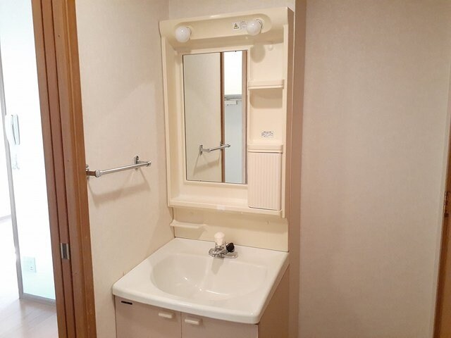 物件内観写真12　(明るい洗面所です)