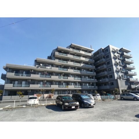 物件外観写真1　(外観は落ち着いています)