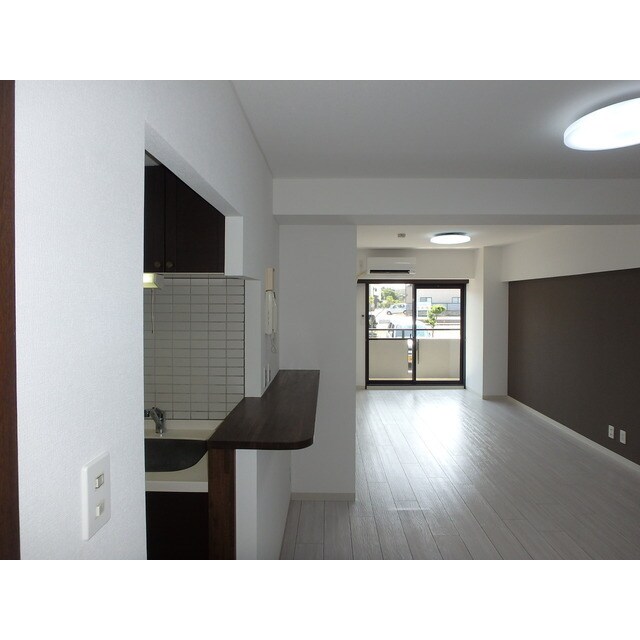 物件内観写真6　(こちらの居間で趣味の時間をお楽しみください)