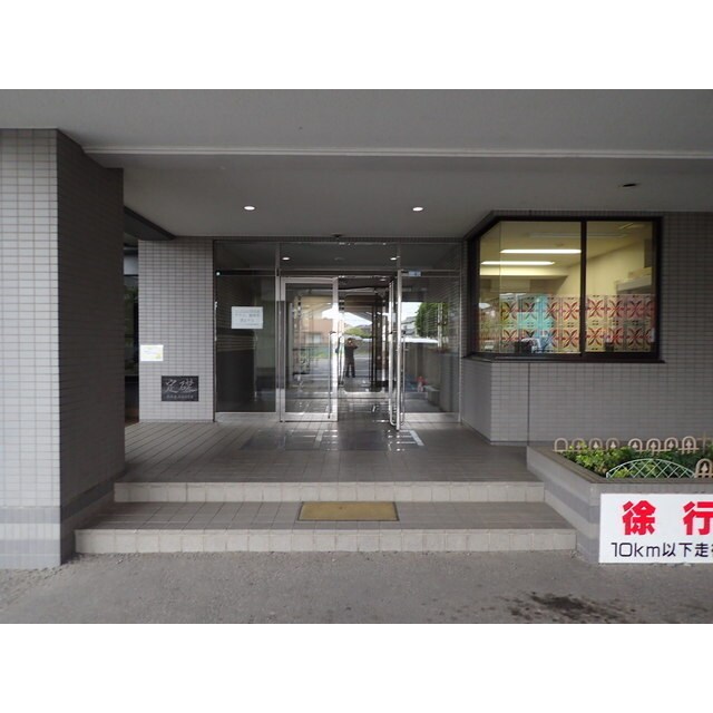 物件外観写真4　(ゆとりのあるエントランスです)