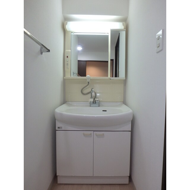 物件内観写真19　(広い洗面スペース)