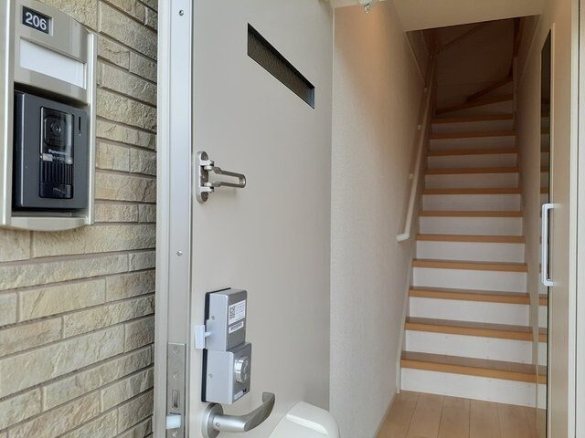 物件内観写真14　(収納もある玄関です)