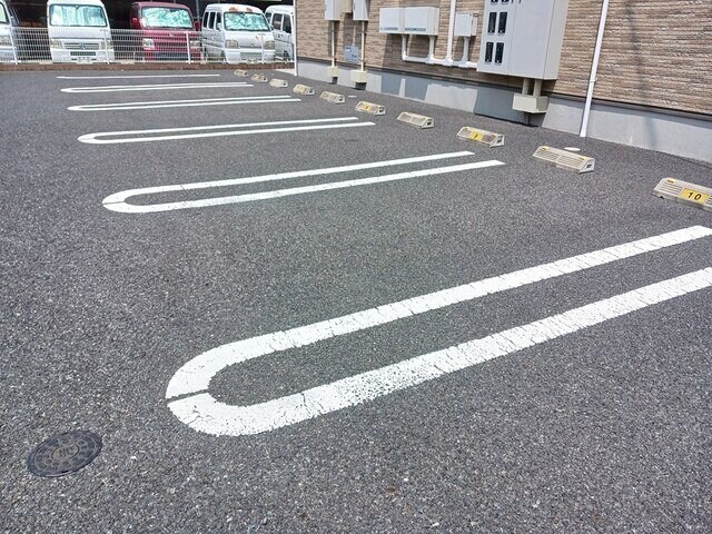 物件外観写真2　(駐車スペースもあります)