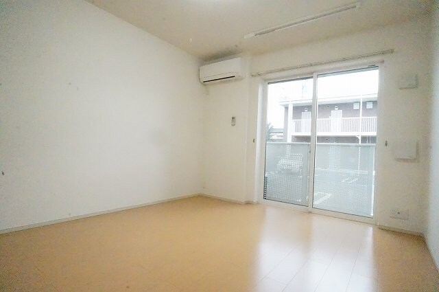 物件内観写真11　(こちらの居間で趣味の時間をお楽しみください)