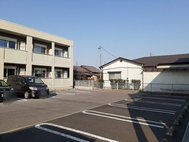 物件外観写真2　(駐車場があるので、車を買う予定の方も安心です)