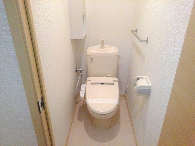物件内観写真16　(ゆったりとした空間のトイレです)