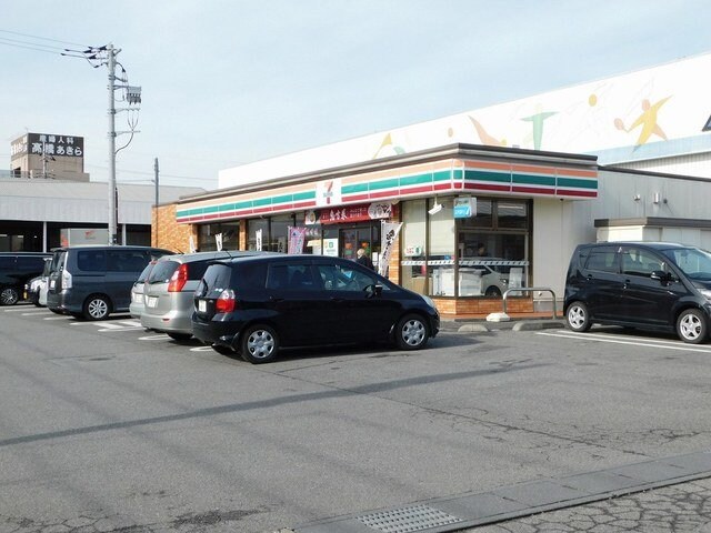 物件外観写真3　(セブンイレブン東今泉まで500m)