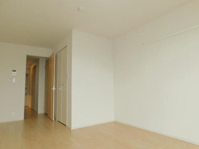 物件内観写真12　(明るい色調の室内です)