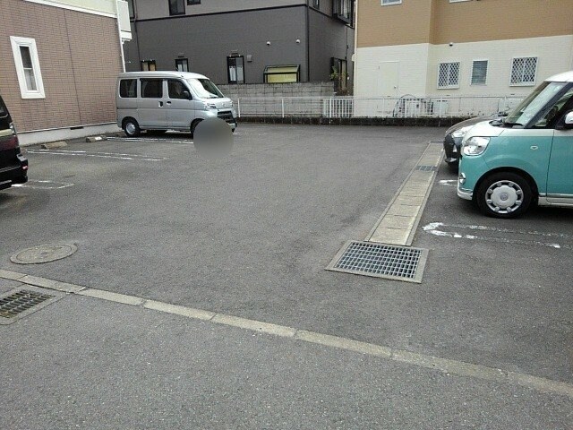 物件外観写真2　(駐車場に車を止められます)