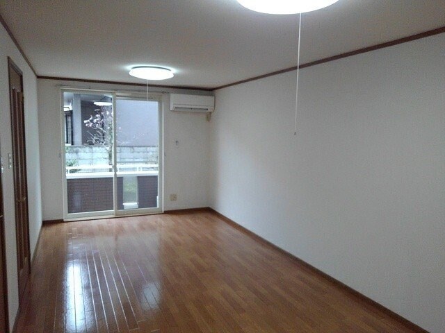 物件内観写真9　(ゆったり過ごせる居間です)