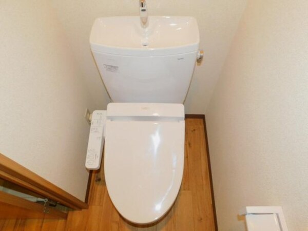 トイレ(落ち着いた色調のトイレです)